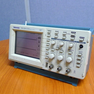 TEKTRONIX TDS210, TDS220, TDS1012 오실로스코프 중고오실로스코프