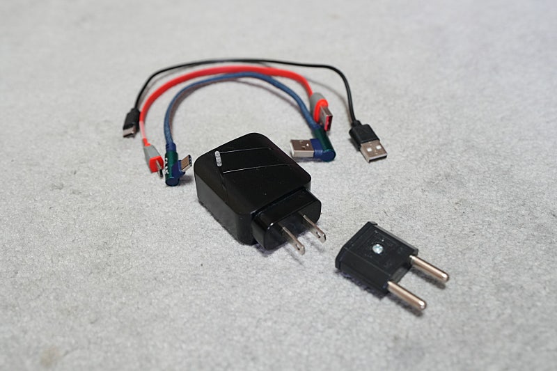 USB 2구 28W 퀵차지 충전기 (블랙)와 케이블 3개를 7천원에 판매