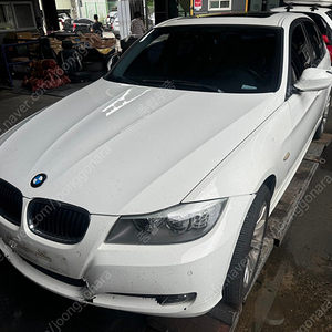 BMW E90 흰색 320i 후기형 부품차 각개합니다 범퍼,FRM,데후,휀다,운전석 조수석 헤드라이트B급,후미등,테일램프,내장재,도어트림,오디오,공조기,컵홀더,트렁크,사이드미러