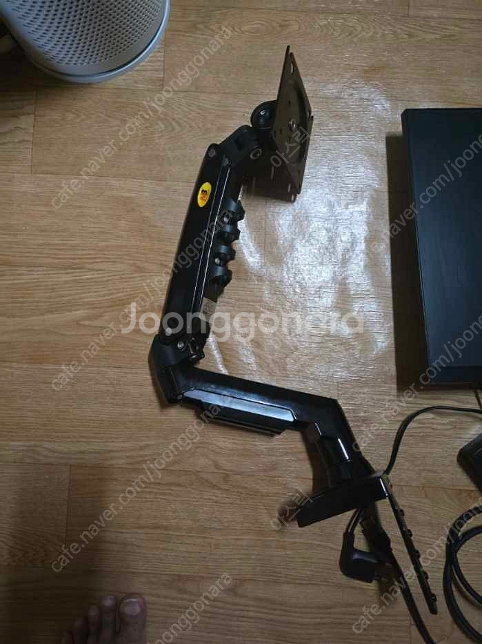 삼성 24인치 모니터와 모니터암 세트로 팝니다--1