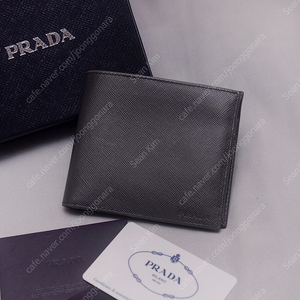 프라다 (PRADA) 그레이 사피아노 음각 로고 코인포켓 반지갑