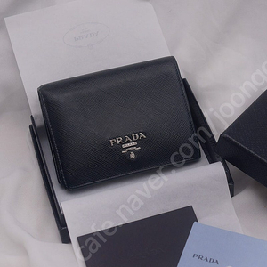 프라다 (PRADA) 사피아노 메탈 비텔로 무브 플랩 반지갑