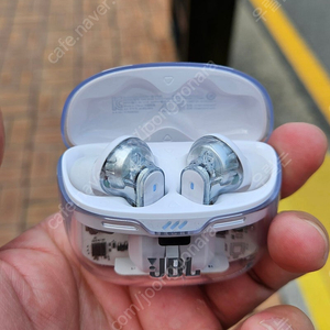 JBL TUNE BEAM GHOST EDITION 흰색 블루투스 이어폰 팝니다. JBL 튠빔 고스트.