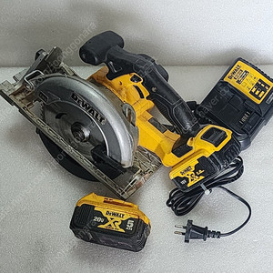 디월트 충전 원형톱(DEWALT DCS391) 중고 팝니다