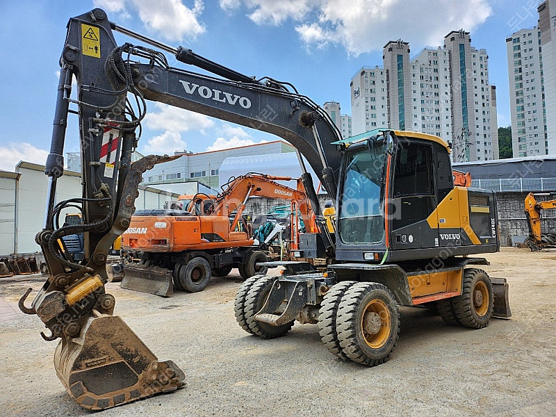 볼보 EW140E 2018년식 회전링크 코끼리집게 중고...--0
