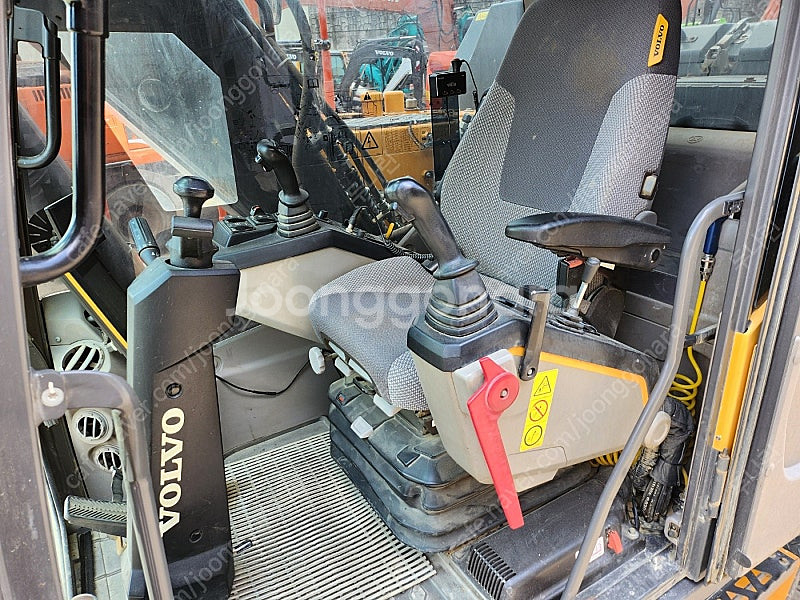 볼보 EW140E 2018년식 회전링크 코끼리집게 중고...--7