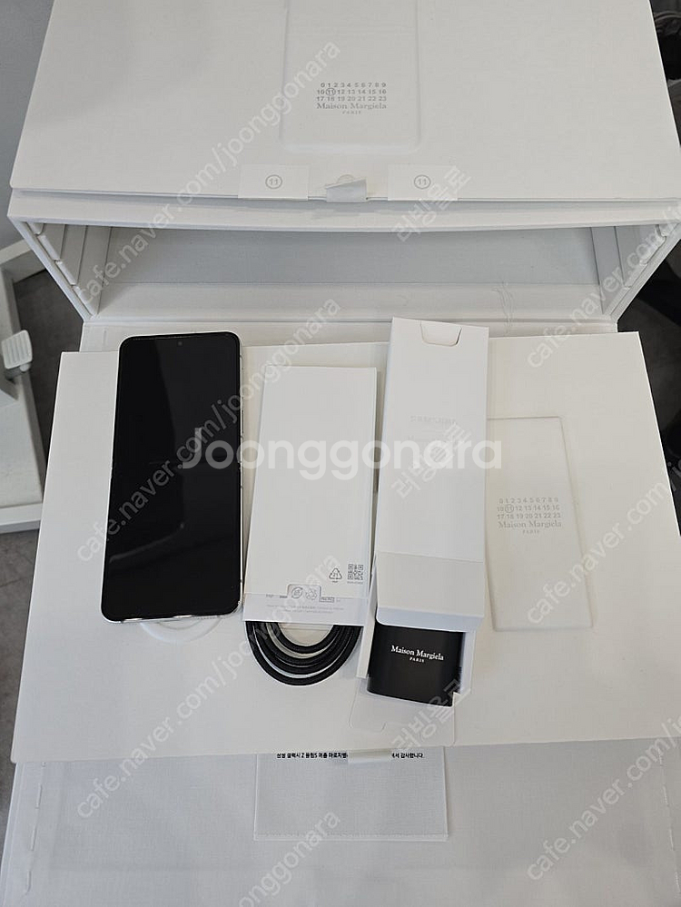 갤럭시 Z플립5 메종마르지엘라 에디션 (폰+충전기 팝니다)--0