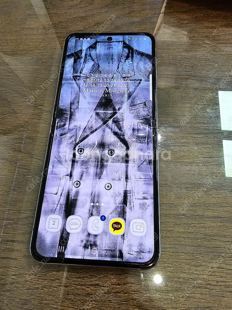 갤럭시 Z플립5 메종마르지엘라 에디션 (폰+충전기 팝니다)--2