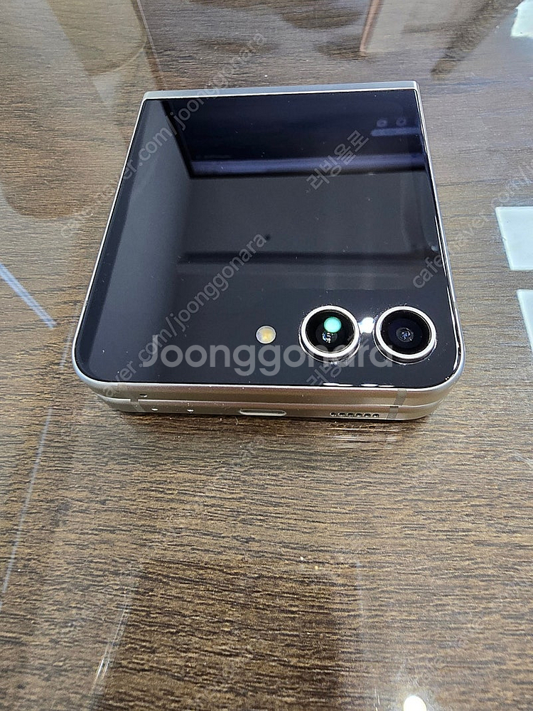 갤럭시 Z플립5 메종마르지엘라 에디션 (폰+충전기 팝니다)--3