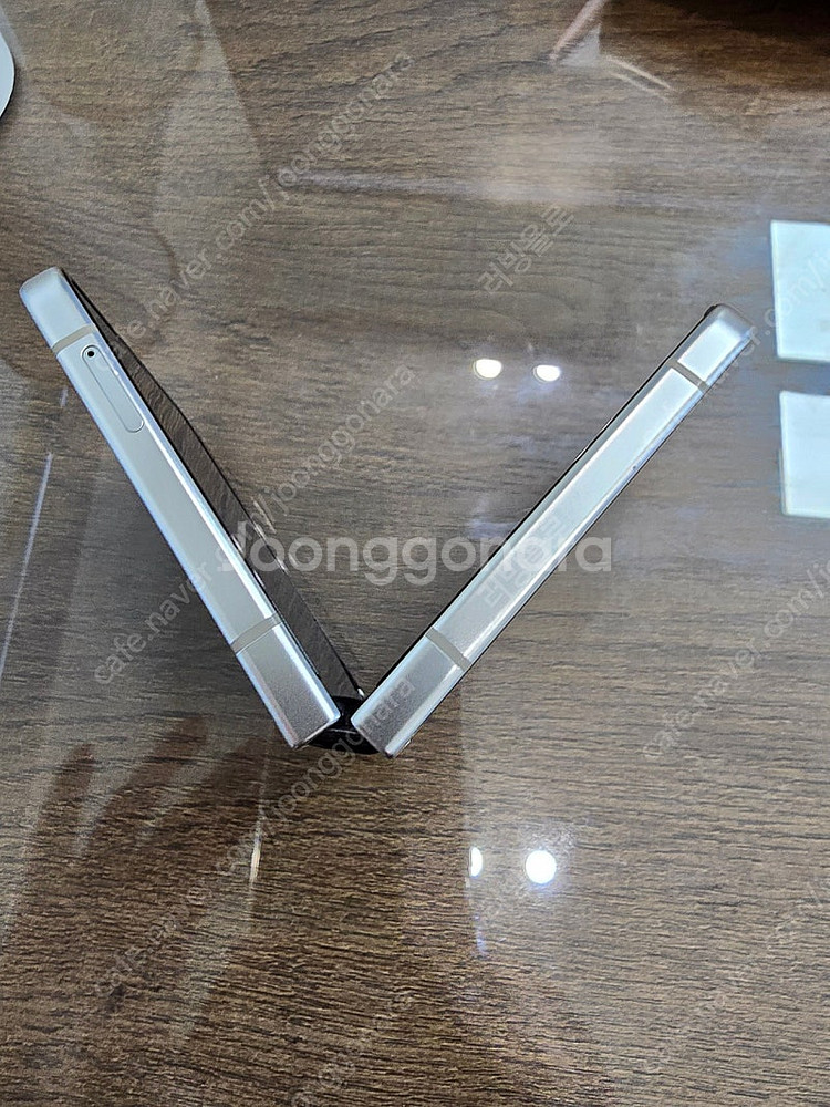 갤럭시 Z플립5 메종마르지엘라 에디션 (폰+충전기 팝니다)--4