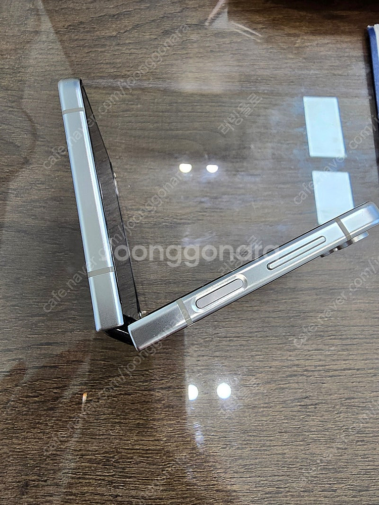 갤럭시 Z플립5 메종마르지엘라 에디션 (폰+충전기 팝니다)--5