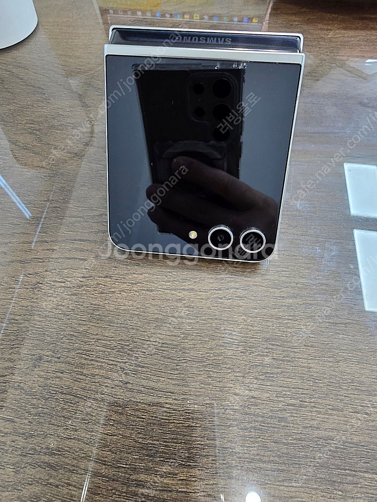 갤럭시 Z플립5 메종마르지엘라 에디션 (폰+충전기 팝니다)--6