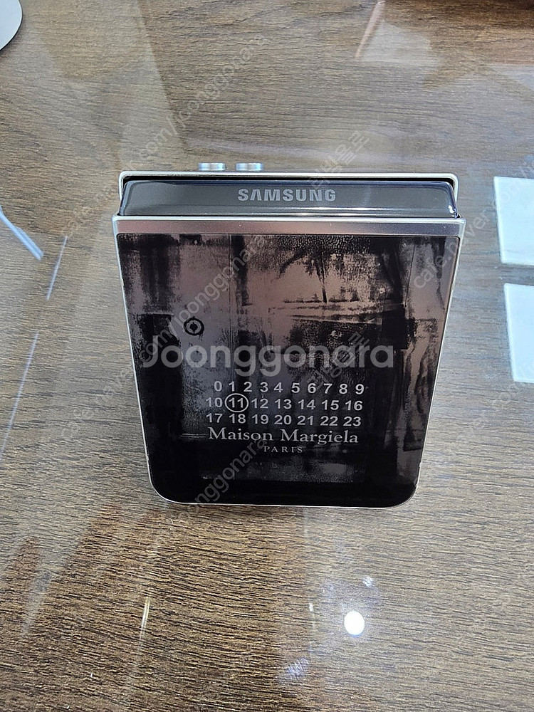 갤럭시 Z플립5 메종마르지엘라 에디션 (폰+충전기 팝니다)--7