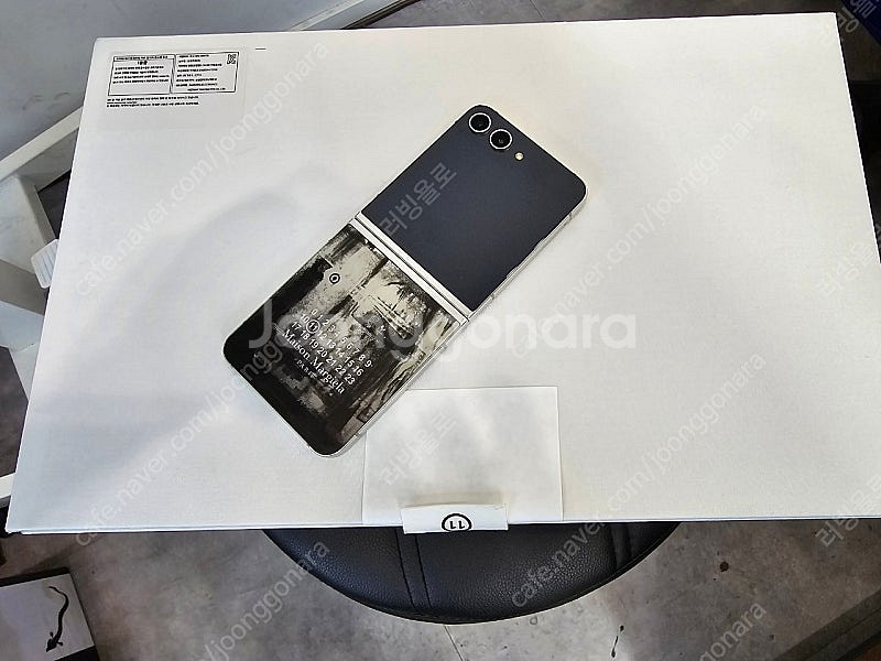 갤럭시 Z플립5 메종마르지엘라 에디션 (폰+충전기 팝니다)--9