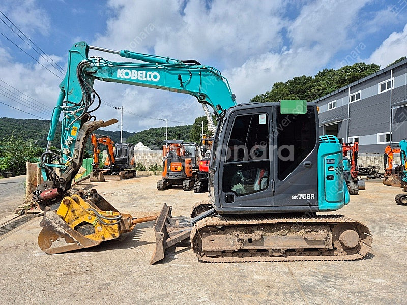 잘 관리된 04급 굴삭기 2022년식 코벨코 SK75 ...--1