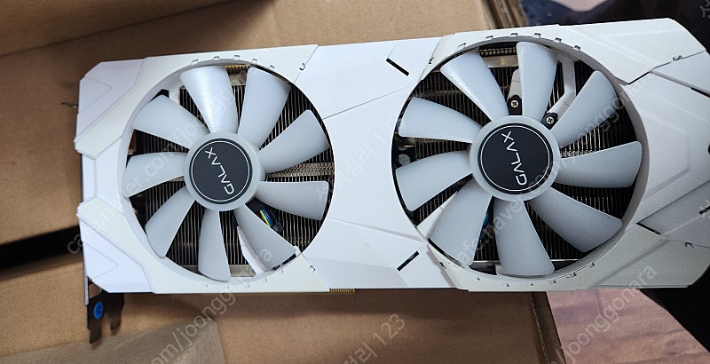 갤럭시 RTX 2080 SUPER ex 화이트 8GB 그래픽 카드 팝니다