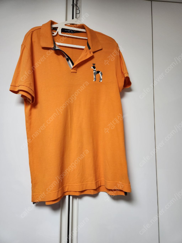 헤지스 오렌지 티셔츠 100 사이즈105인데 타이트하게 나와서 100 입으시는 분이 맞으실듯해요