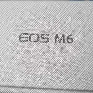 EOS M6 리미티드 에디션 화이트 넥 스트랩 팔아요. 새상품