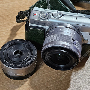 소장용 캐논정품 eos m100 화이트 15-45is 번들렌즈킷 + 22mm 렌즈 양도