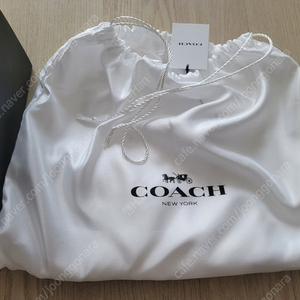 COACH 에센셜 포켓 반팔 티셔츠 WHT