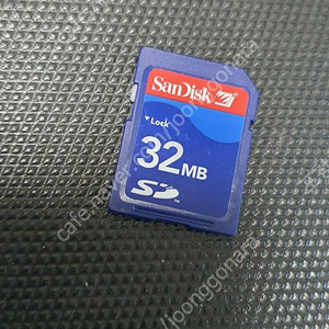 sd카드 32mb 팔아요. 32기가 아님 32메가 32m 팔아요.​사진참조 옛날 디카 등등 32m 넘으면 인식 안되는 기기에 사용​