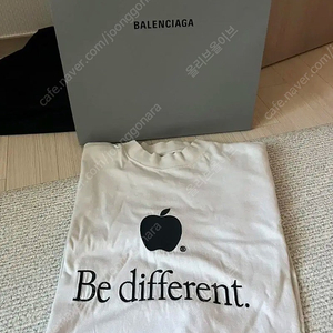 발렌시아가 애플 티셔츠