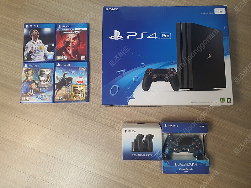 PS4 pro 1TB 7018B + 듀얼쇼크4(거치대 포함) + 플스4 게임 타이틀(4개) 판매