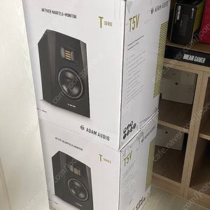 Adam t5v + 아크트론 스피커 받침대 판매합니다 아담오디오