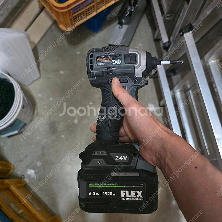 FLEX 24V 임팩트 드라이버 + STACK 배터리--1