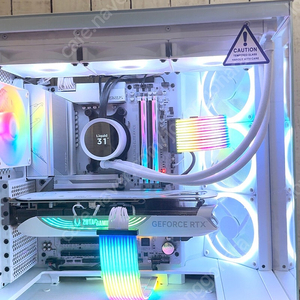 화이트 감성 데스크탑 NZXT H6 7500F+4070TI+32인치 GQ950모니터