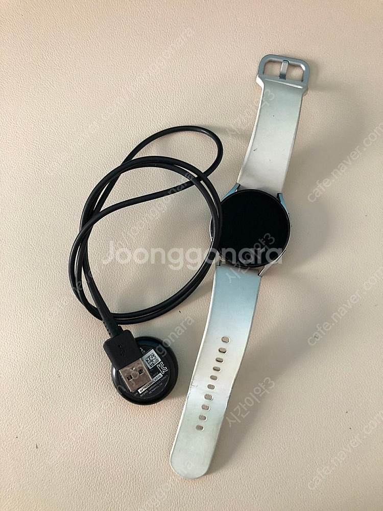 갤럭시 워치4 실버 40MM 깨끗 6만5천원 판매합니다...--0