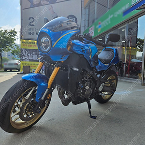 야마하 XSR 900, 순정 비키니 카울 장착 2022년식