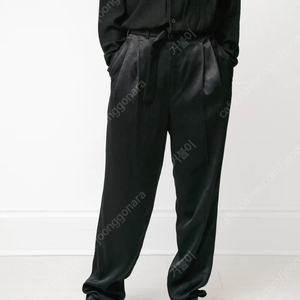 르메르 Lemaire Pleated satin trousers 판매합니다