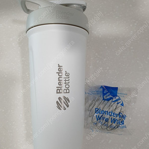 블랜더보틀 스트라다 스테인레스 24oz (710ml) 화이트 새제품 팝니다.
