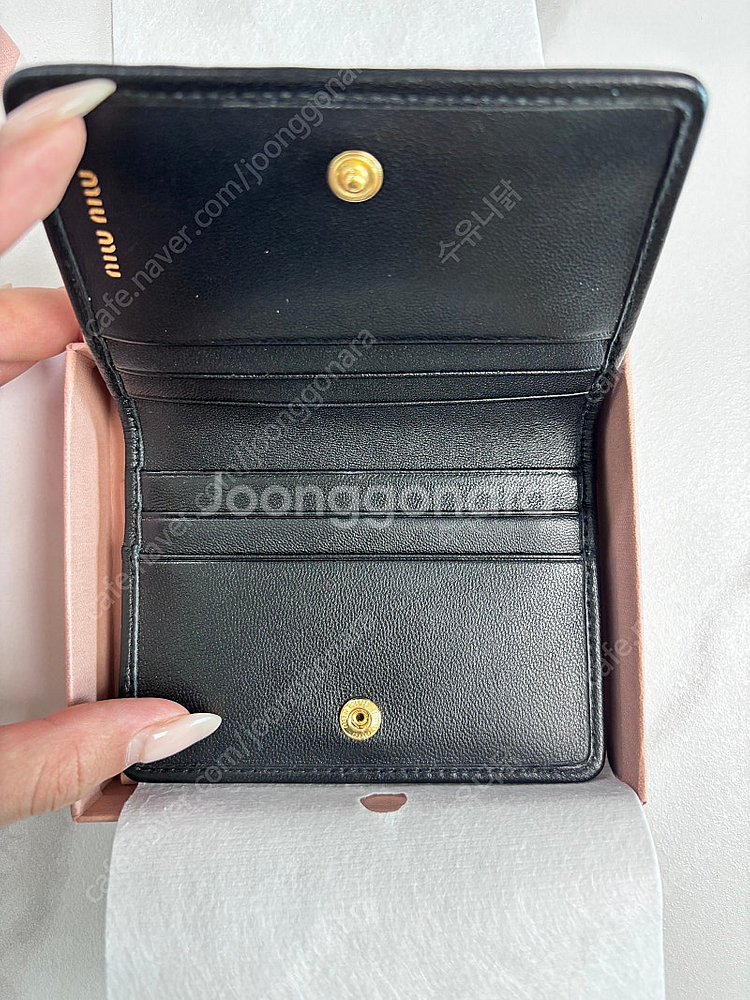 미우미우 마테쎄라 나파 카드지갑 판매합니다.--2