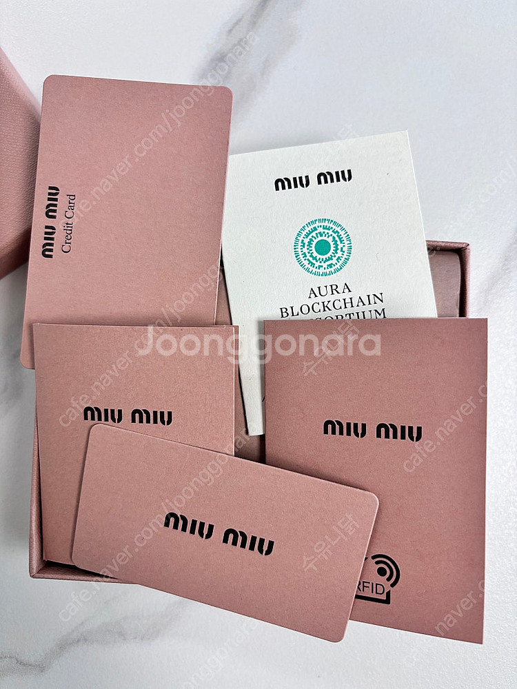 미우미우 마테쎄라 나파 카드지갑 판매합니다.--5