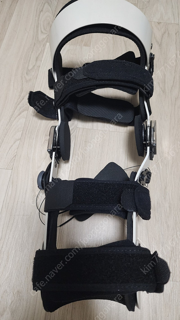 십자인대 무릅 보조기--1