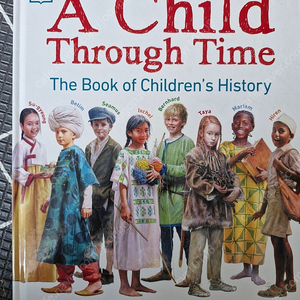 a child through time 영어역사책 팝니다.