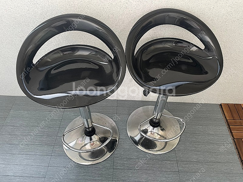 바테이블 의자 2개 /4만 거의새것, 활용도 좋고 블랙이라 예쁨 부피가있어서 직거래선호--0