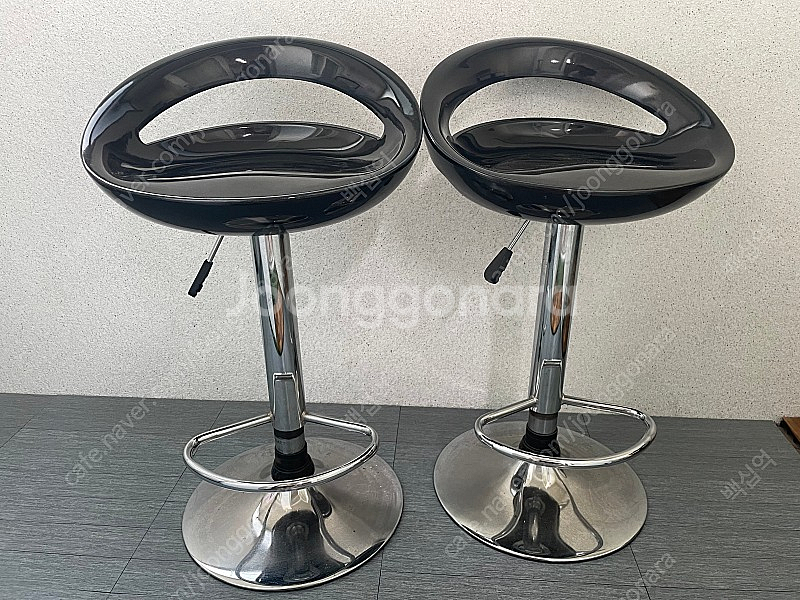 바테이블 의자 2개 /4만 거의새것, 활용도 좋고 블랙이라 예쁨 부피가있어서 직거래선호--1