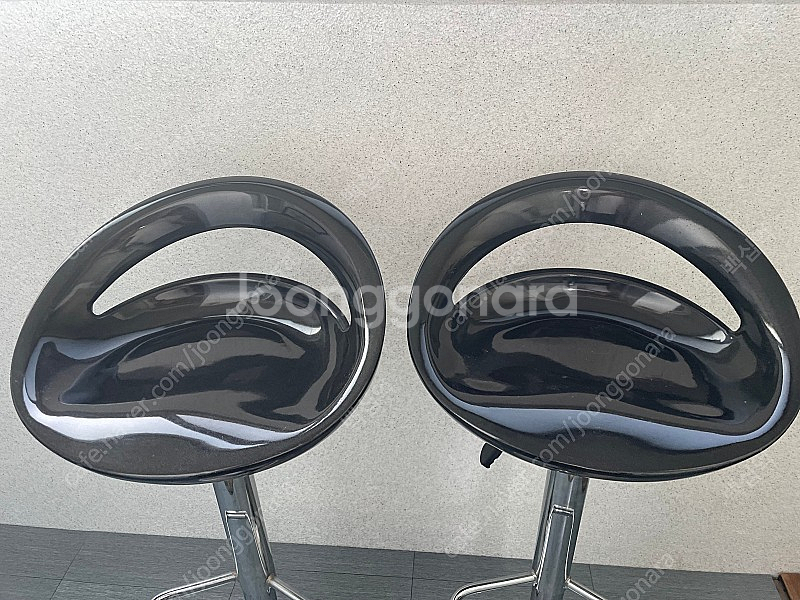 바테이블 의자 2개 /4만 거의새것, 활용도 좋고 블랙이라 예쁨 부피가있어서 직거래선호--4
