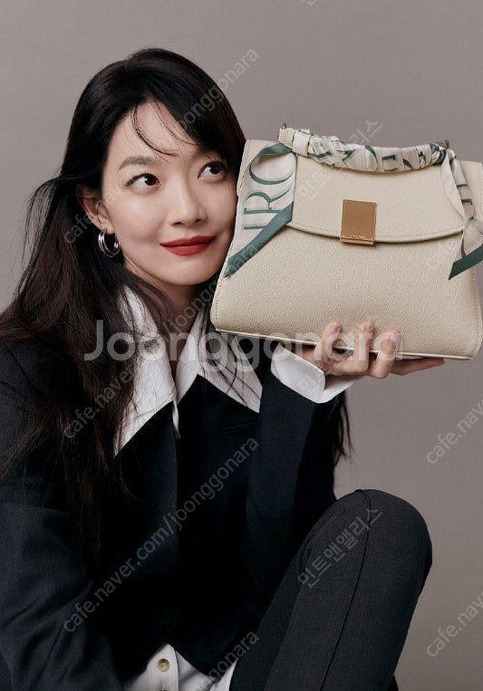 신민아 쿠론칼미아토트백 26 + 스카프 (미개봉)--0