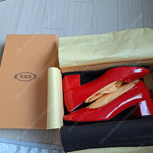 새것) TOD'S 토즈 에나멜 레드 미드힐 펌프스