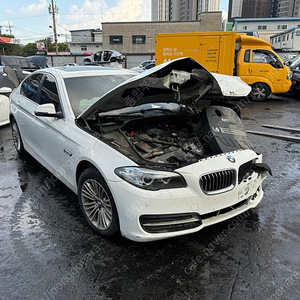 BMW F10 520D 후기형 부품차 각개합니다 조수석 라이트,조수석휀다,문짝,도어,시트,내장재,데후,리어맴버,휠,트렁크,뒷범퍼,후기형 후미등,사이드미러,범퍼레일,오디오,공조기