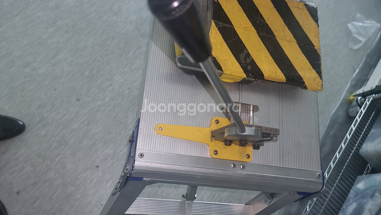 전선자동커팅기,활선경보기,멀티메타.각도절단기,직소기,저울,철판펀칭타공기,릴선작업선,2단카트--9