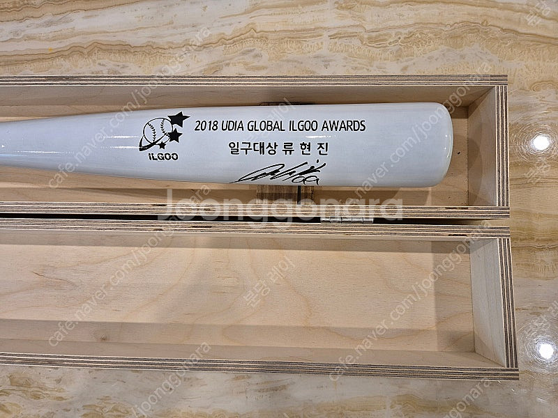 류현진 2018년 일구회 대상 친필사인 기념 배트--0