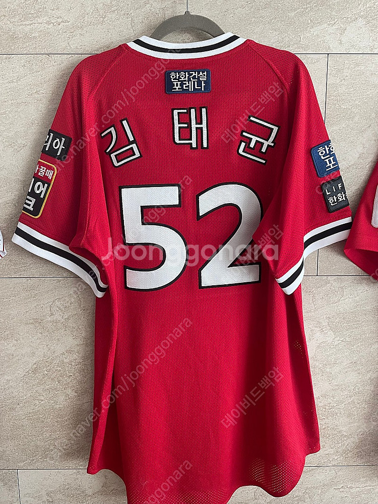 한화 어센틱 올드유니폼 김태균 마킹 (택달려있음)--1