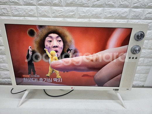 LG 클래식 레트로 32인치 LED TV 입니다--0