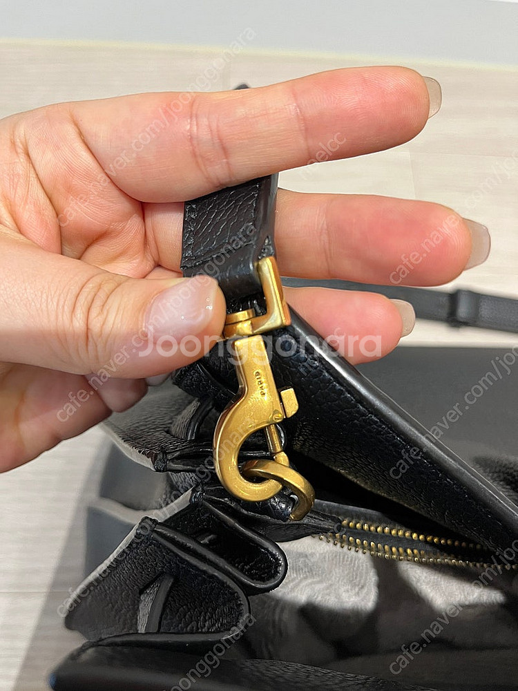 생로랑 탑핸들백 팝니다(정품)--4