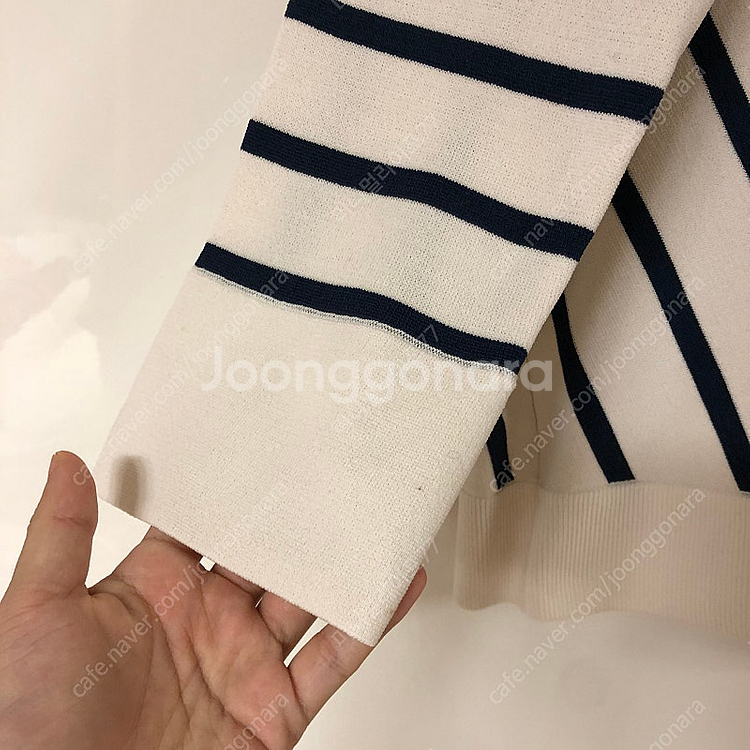 미샤 스트라이프 브이넥 니트 MICHAA 89000원--2